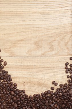 Caffe edition, ahşap arka plan üzerinde kahve çekirdekleri