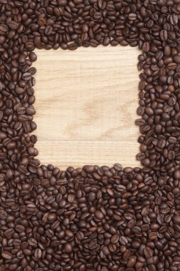 Caffe edition, ahşap arka plan üzerinde kahve çekirdekleri