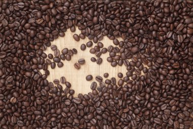 Caffe edition, ahşap arka plan üzerinde kahve çekirdekleri