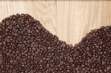 Caffe edition, ahşap arka plan üzerinde kahve çekirdekleri