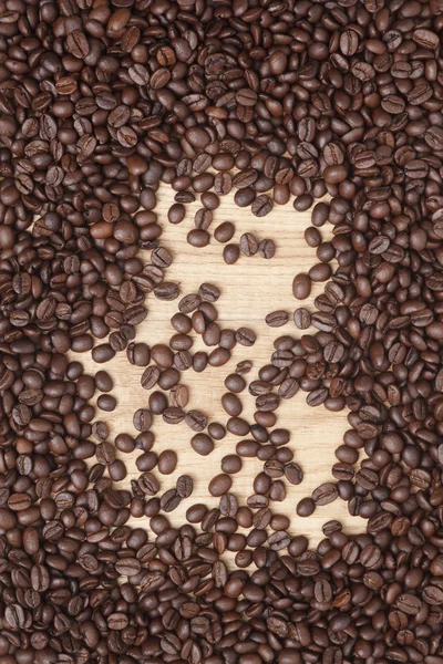 Edição Caffe, grãos de café em um fundo de madeira — Fotografia de Stock