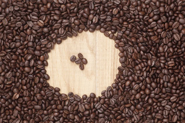 Caffe edition, Kaffeebohnen auf Holzgrund — Stockfoto