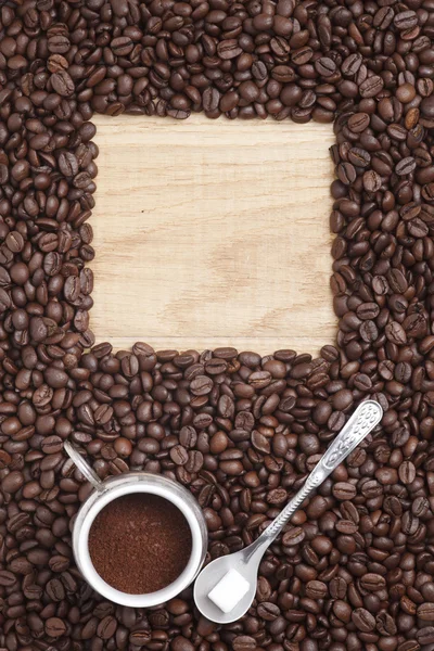 Кофейное издание, кофейные зерна на деревянном фоне — стоковое фото