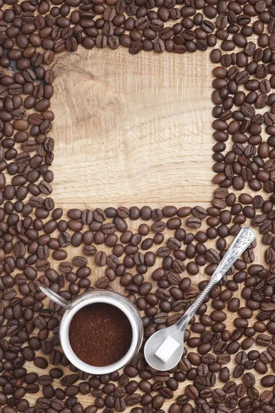 Caffe edition, kaffebönor på trä bakgrund — Stockfoto