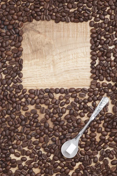 Caffe edition, kaffebönor på trä bakgrund — Stockfoto