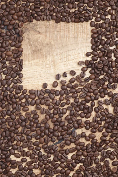 Edição Caffe, grãos de café em um fundo de madeira — Fotografia de Stock