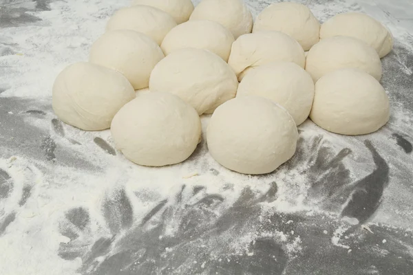 Maken van bakkerijproducten in bakkerij winkel — Stockfoto