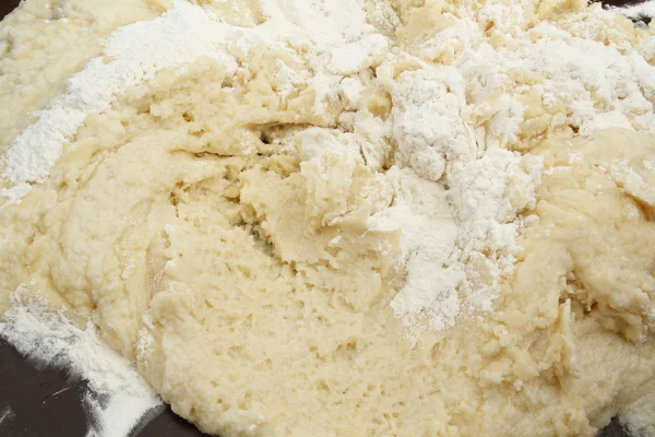 Maken van bakkerijproducten in bakkerij winkel — Stockfoto