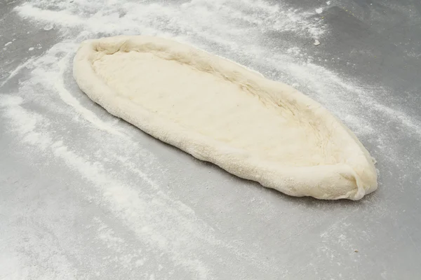 Производство хлебобулочных изделий в пекарне — стоковое фото