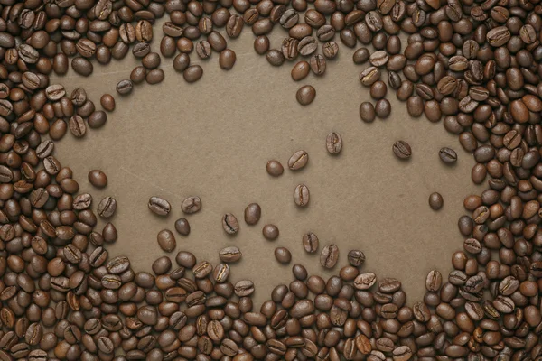 Caffe baskı, eski kahverengi kağıt üzerinde kahve çekirdekleri — Stok fotoğraf