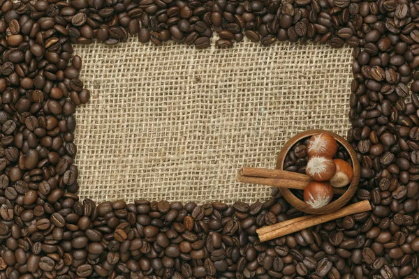 Edição Caffe, grãos de café em fundo de juta — Fotografia de Stock