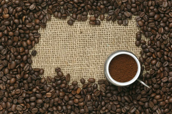 Caffe edition, kaffebönor på Jute bakgrund — Stockfoto