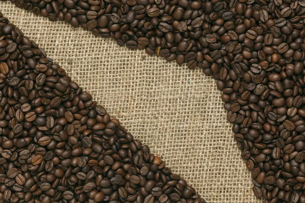 Caffe Edition, Kaffeebohnen auf Jute-Hintergrund — Stockfoto