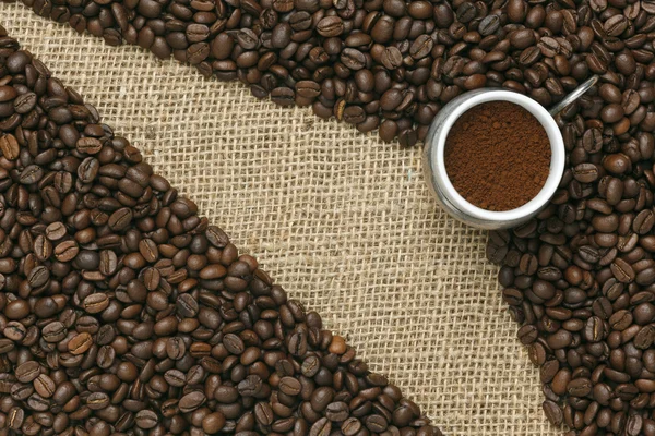 Кофейное издание, кофейные зерна на фоне джута — стоковое фото