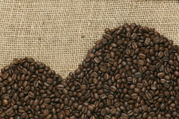 Caffe Edition, Kaffeebohnen auf Jute-Hintergrund — Stockfoto