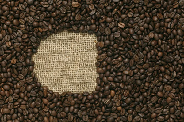 Caffe baskı, jüt arka plan üzerinde kahve çekirdekleri — Stok fotoğraf