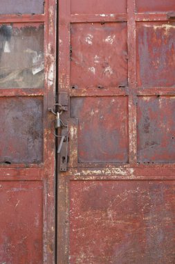 eski boyalı kapı