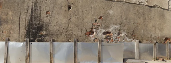 金属 fance - スティッチ背景で古い漆喰壁 — ストック写真