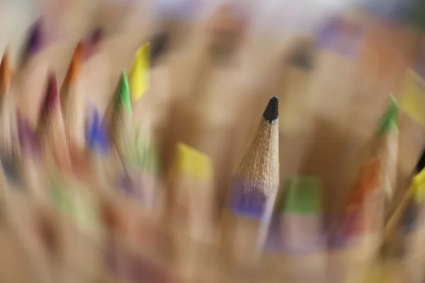 Edycja obracanie kolorowe ołówki — Zdjęcie stockowe