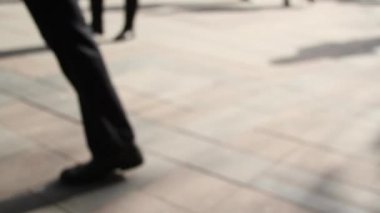 Sokakta yürüyen insanların ufuk siluetleri