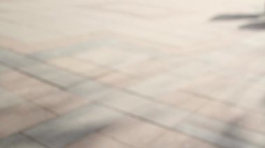 Sokakta yürüyen insanların ufuk siluetleri