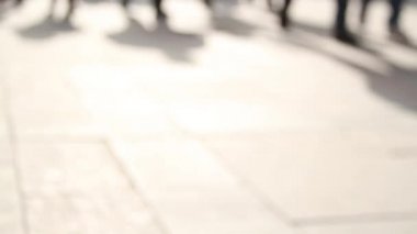 Sokakta yürüyen insanların ufuk siluetleri