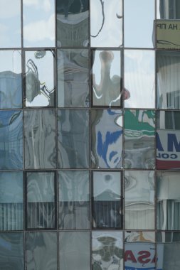  Windows yansıması modern ofis binası