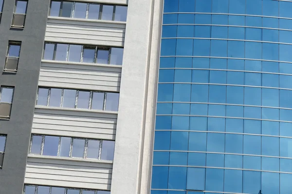 Riflessione nelle finestre del moderno edificio per uffici — Foto Stock