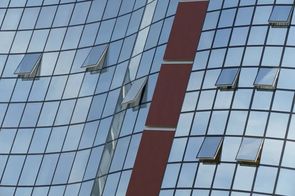 Windows yansıması modern ofis binası — Stok fotoğraf
