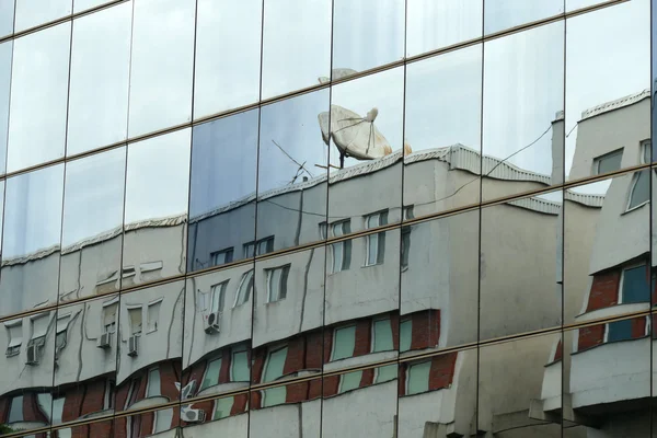 近代的なオフィスビルの窓の反射 — ストック写真