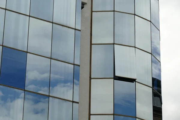 Αντανάκλαση στα παράθυρα του κτιρίου του σύγχρονου γραφείου — Φωτογραφία Αρχείου