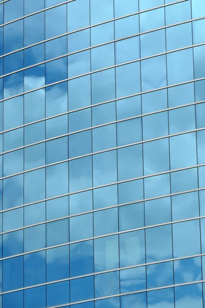 Reflexion in Fenstern moderner Bürogebäude — Stockfoto