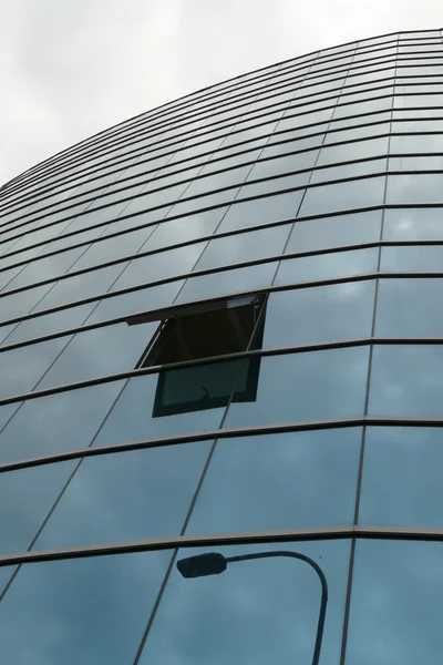 Reflexión en las ventanas del moderno edificio de oficinas —  Fotos de Stock