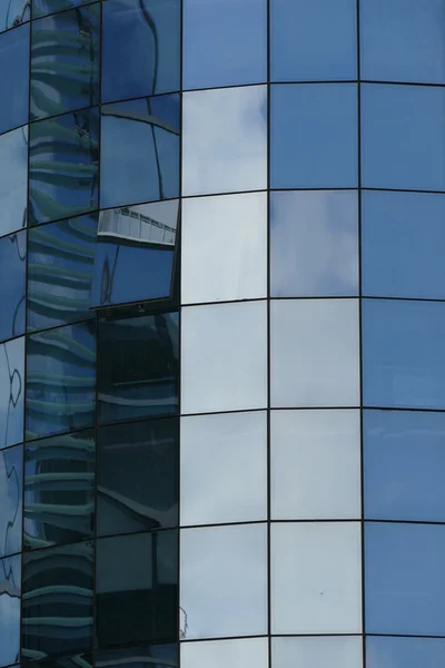 Riflessione nelle finestre del moderno edificio per uffici — Foto Stock