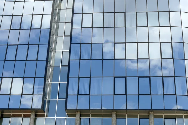 Windows yansıması modern ofis binası — Stok fotoğraf