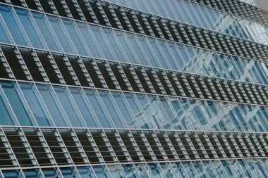 Modern ofis binası - modern parçası Windows yansıması