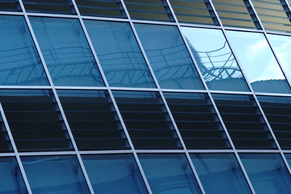 Reflexión en las ventanas del moderno edificio de oficinas - parte de la moderna —  Fotos de Stock