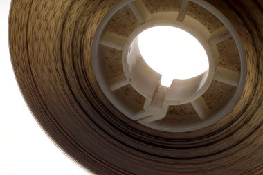 Beyaz arka plan üzerinde eski olumlu 16 mm film şeridi