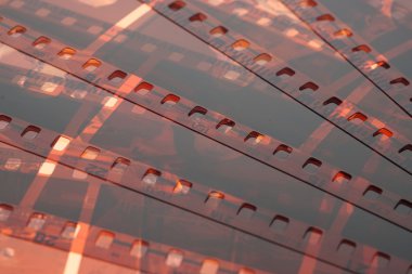 Beyaz arka plan üzerinde eski negatif 35mm film şeridi