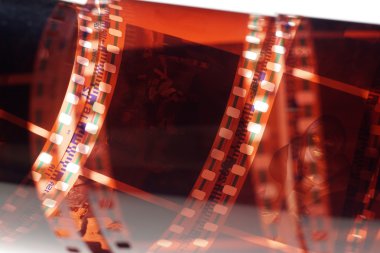 Beyaz arka plan üzerinde eski negatif 35mm film şeridi