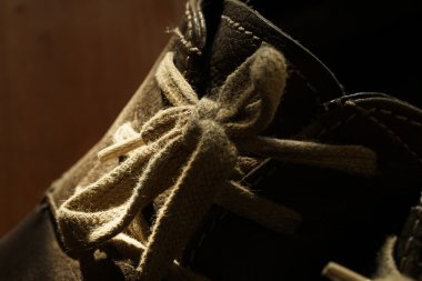 Eski Ayakkabı bağcıklarımı ahşap zemin üzerinde ile bölüm