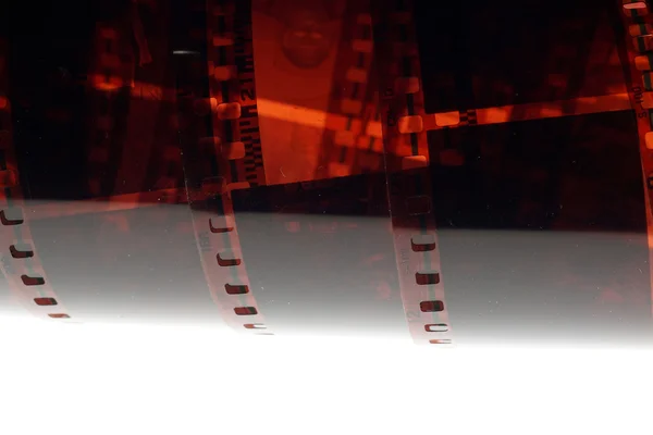 Faixa de filme 35 milímetros negativo velho no fundo branco — Fotografia de Stock