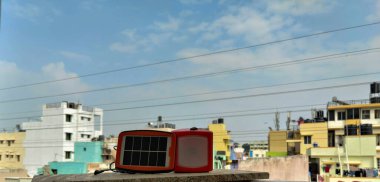 Fener veya güneş lambasıyla küçük boy kırmızı güneş paneli resmi