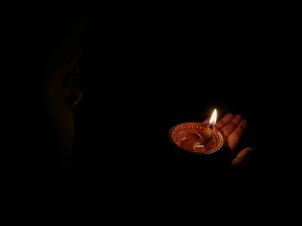 Flicka Som Håller Oljelampa Händerna Med Anledning Hindufestivalen Diwali — Stockfoto