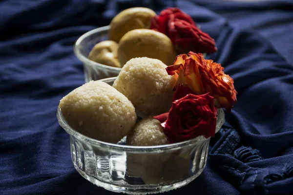 Picture Delicious Rawa Laddu Decorated Bowl Fresh Red Roses Blue — Stock Photo, Image