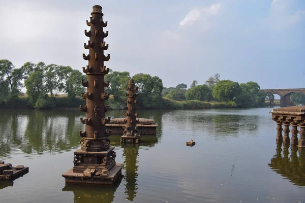 パンチャンガガ川のKolhaurで古代の荒廃した寺院を水没させました 17世紀半ば チャトラパティ シバジ マハラジ王統治時代に建設された — ストック写真