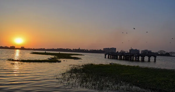 コルハプール市のランカラ湖で美しい夕日の写真 水の下にはサンダヤマと呼ばれる古刹があります — ストック写真