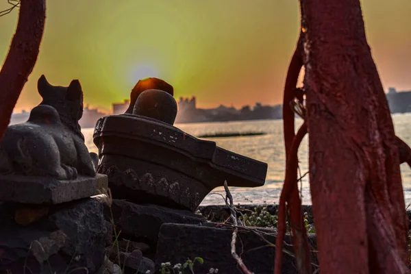 インドの旧市街で牛の像と古代の震えの写真は 背景に美しい夕日があります — ストック写真