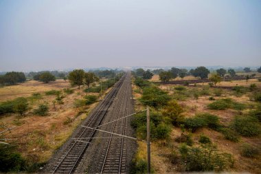 Kırsal kesimdeki tren yolunda gün batımının resmi