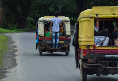 Kolhapur, Maharashtra, Hindistan - 14 Eylül 2019; Oto-rickshaw 'un arka görünümü, Hindistan' ın ucuz ve yerel taşımacılığı.